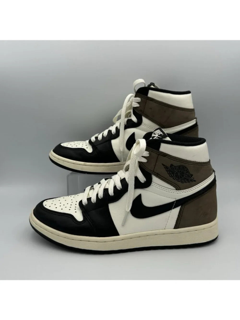 Nike Air Jordan 1 Retro Men’s Size 9 US White High Sneakers 555088-105